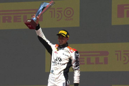 El piloto leonés David Vidales levanta el trofeo que le acredita como vencedor de la carrera desarrollada en el circuito de Montmeló. F3