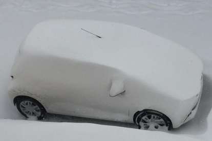 La nieve cubre un coche en Fontanos. DL