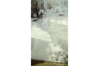 Camino entre la nieve enFontanos. DL.