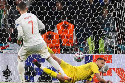 Álvaro Morata, tras anotar el gol del empate y hacer un gran partido, falla el penalti ante el portero italiano Gianluigi Donnarumma durante la tanda de penaltis. KIKO HUESCA