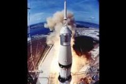 En 1969 el Apollo 11 despegó desde el Centro Espacial Kennedy rumbo a la Luna con los astronautas Neil Armstrong, Michael Collins  y Edwin Aldrine.