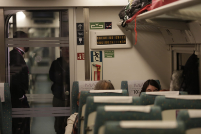 Primer viaje comercial de Renfe en la Variante de Pajares. FERNANDO OTERO