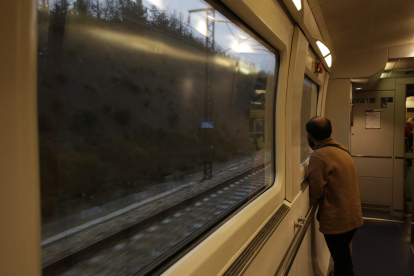 Primer viaje comercial de Renfe en la Variante de Pajares. FERNANDO OTERO