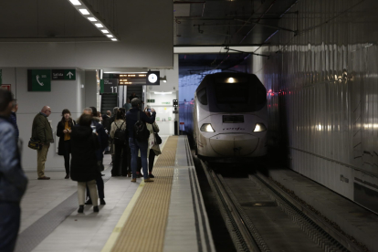 Primer viaje comercial de Renfe en la Variante de Pajares. FERNANDO OTERO