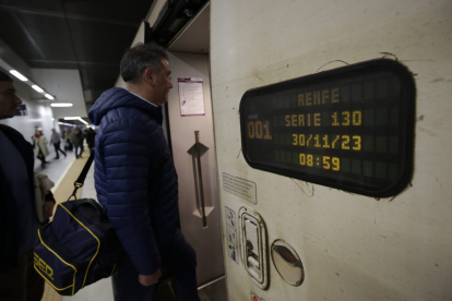 Primer viaje comercial de Renfe en la Variante de Pajares. FERNANDO OTERO