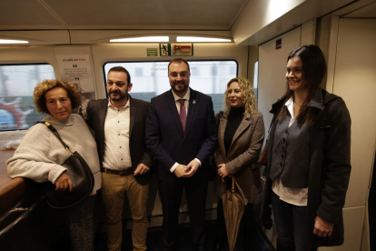 El presidente de Asturias, Adrián Barbón, en el centro, en el viaje hacia León para mantener encuentros institicuionales. FERNANDO OTERO