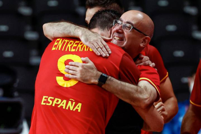 El capitán de la selección española Raúl Entrerríos (i) se abraza con el seleccionador Jordi Ribera. JOSÉ MÉNDEZ