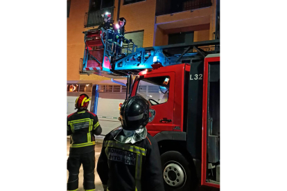 Un momento de la intervención de los bomberos ayer en La Bañeza. BOMBEROS DE LEÓN