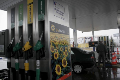 Repostar en las gasolineras leonesas es un 20% más caro que en enero. DANIEL