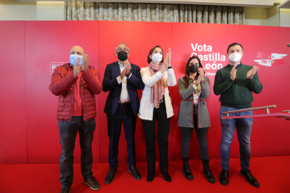 La ministra arropa a los candidatos de León en un acto político en Ponferrada, hoy. ANA F. BARREDO