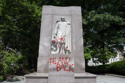 Imagen de la estatua decapitada de Cristóbal Colón en Boston. C. J. GHUNTER