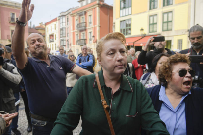 Varias personas protestan e increpan a la alcaldesa y al resto de autoridades tras el minuto de silencio convocado este miércoles ante el Ayuntamiento de Gijón por Olivia. ELOY ALONSO