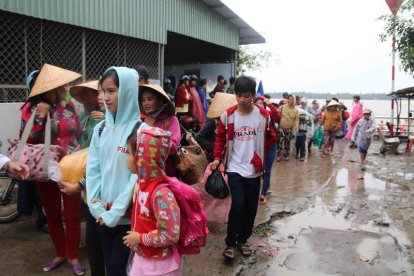 Habitantes de Tra Vinh, en el sur de Vietnam son evacuados el 25 de diciembre de 2017 debido al paso del tifón Tembin por el país. Unas 650.000 personas han sido evacuadas en Vietnam después de que la misma tormenta causara 240 muertos en Filipinas.