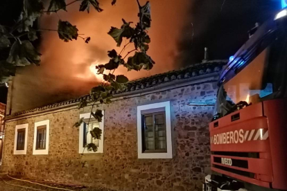 La casa en la que los tuvieron tuvieron que sofocar un incendio en Castrillo de los Polvazares. DL