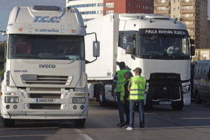 Camioneros en huelga durante el último paro del sector. A. CARRASCO