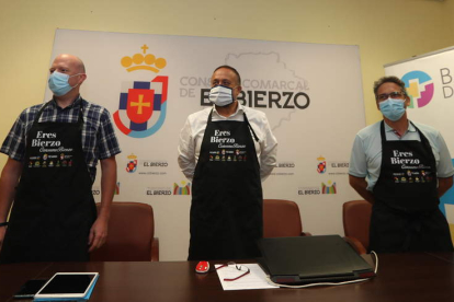 Pablo Linares, Gerardo Álvarez Courel y Roberto Fuertes presentaron la campaña. ANA F. BARREDO