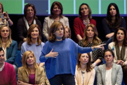 La vicepresidenta del Gobierno, Soraya Sáenz de Santamaría, durante un acto con mujeres candidatas al Parlamento andaluz, este sábado, en Cádiz.
