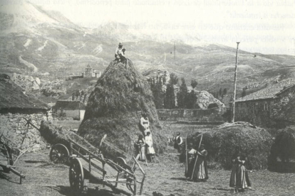 A la hierba en Torrebarrio en 1917. CELSO GÓMEZ ARGÜELLES / MUSEO DEL PUEBLO ASTURIANO