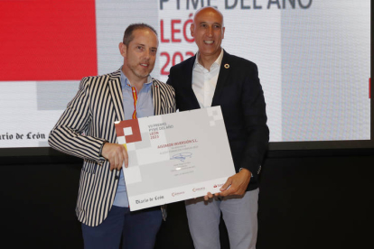 Alfredo Soto (Aisomor Inversión) recibe el premio de manos de José Antonio Diez.