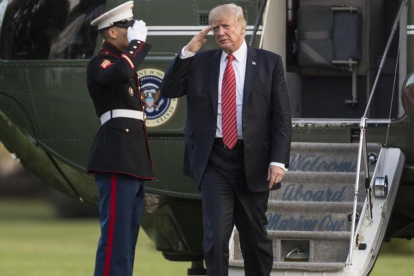Trump saluda a su llegada en helicóptero desde Reno a la Casa Blanca, en Washington, el 23 de agosto