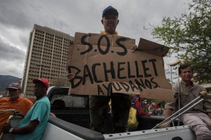 Trabajadores petroleros se manifiestan en Caracas y piden ver a Bachelet.