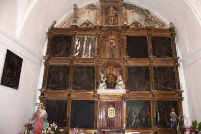 El retablo de la iglesia de San Martín de la Cueza, donde las pinturas apenas son visibles. ACACIO DÍAZ