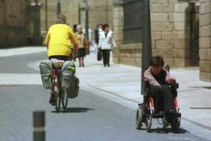 Un peregrino en bicicleta recorre las calles de Astorga, en una imagen de archivo.