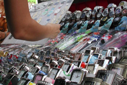 Falsificaciones de relojes de lujo en un mercado asiático.  BARBARA WALTON