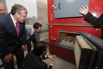 Los responsables públicos visitaron ayer la nueva caldera de biomasa del CHF. RAMIRO