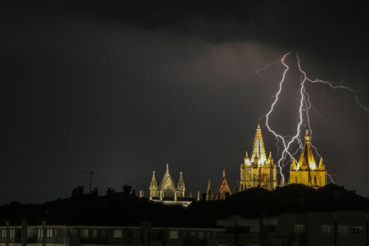 Imágenes de la tormenta que cayó este martes por la noche en León. PEIO GARCÍA