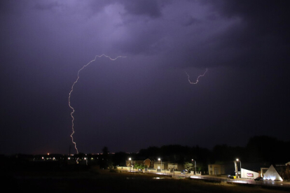 Imágenes de la tormenta que cayó este martes por la noche en León. PEIO GARCÍA