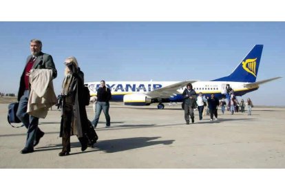 Llegada del primer vuelo de Ryanair Londres-Valladolid al aeropuerto de Villanubla, en el año 2003.