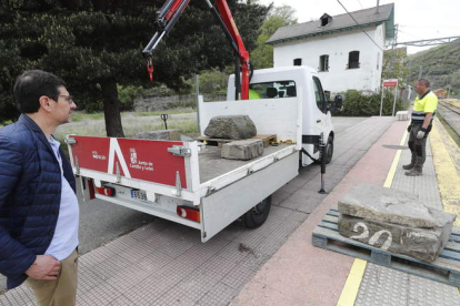 El alcalde de Torre, Gabriel Folgado, observaba este miércoles la descarga en la estación del sillar que marcaba la entrada al desaparecido túnel número 20. L. DE LA MATA