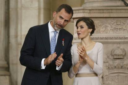 Los reyes durante la ceremonia de imposición de condecoraciones de la Orden del Mérito Civil que se celebra en el Palacio Real, en el aniversario de la proclamación de Felipe VI.