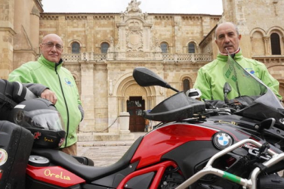 Ramón Carro, presidente de Moteros Solidarios, y Anselmo Tascón, que se subirá en la moto en abril para emprender su segundo reto por las enfermedades. J. NOTARIO