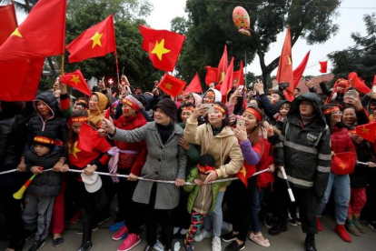 Miles de aficionados vietnamitas esperan la llegada de los jugadores de fútbol de la selección sub-23, en Hanoi, el 28 de enero.
