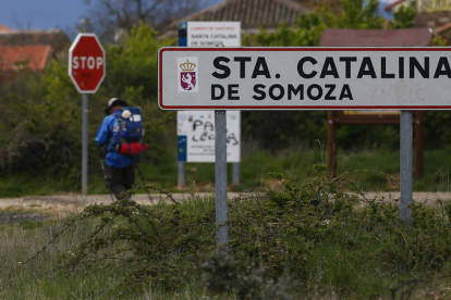 Un peregrino discurre por el Camino de Santiago a su paso por Santa Catalina de Somoza. RAMIRO