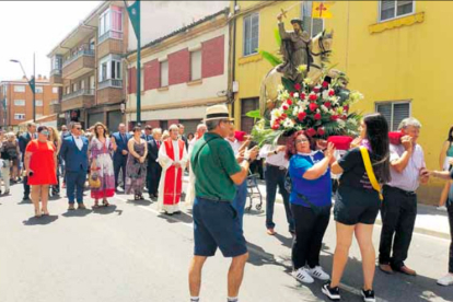 El día grande, el de Santiago, se procesiona tras la misa de mediodía a la imagen por las calles de localidad. DL