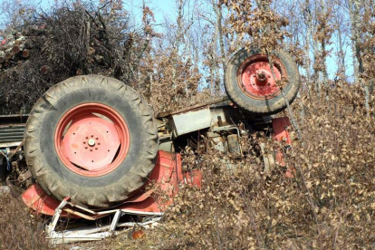 El tractor volcó y atrapó debajo a su conductor, vecino de Villaverde de Arcayos.
