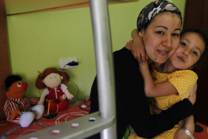 Mbarka, de 33 años, posa con su hija Zainab, de 3 años, en la casa de acogida de la Fundación Isadora Duncan.
