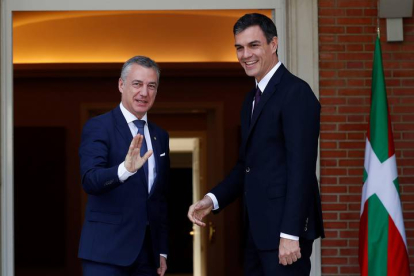 El presidente del Gobierno, Pedro Sánchez (d), recibe al lehendakari, Íñigo Urkullu, en imagen de archivo de 2018. CHEMA MOYA