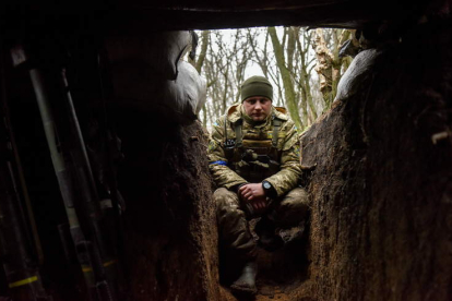 Imagen de un soldado ucraniano en el frente del Donestk. OLEG PETRASYUK