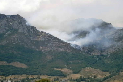 El incendio en Robledo de Babia, donde el viento contribuye a la propagación incontrolada del fuego.