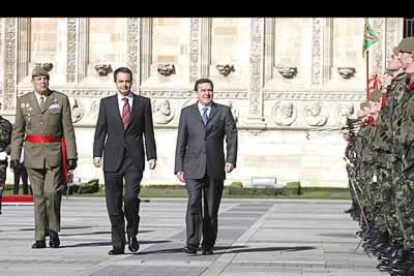 El canciller alemán, Gerhard Schröder, acompañado por el presidente del Gobierno, José Luis Rodríguez Zapatero, fue recibido a las puertas del Hostal de San Marcos con todos los honores.