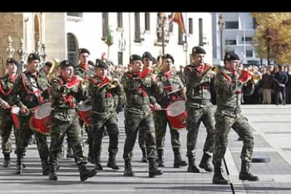 Un desfile militar servió para presagiar el importante acuerdo que minutos después se firmó entre España y Alemania en materia de Defensa.