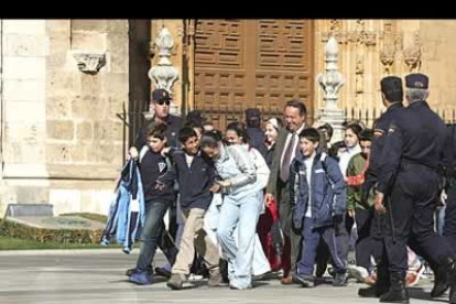 Un grupo de escolares se saltó el cordón policial para irrumpir, de una manera expontánea, en la foto de familia que estaba a punto de tomarse.