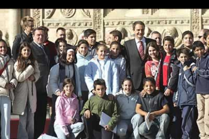 De esta manera, la que en principio iba a ser una foto de familia con los participantes del encuentro, se convirtió en una divertida imagen de los líderes europeos rodeados de niños.