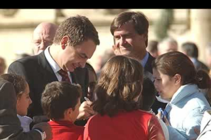 El jefe del Gobierno, José Luis Rodríguez Zapatero, firma autógrafos a los niños del instituto «Conde Lucanor» de Peñafiel en presencia del ministro de Justicia, Juan Fernando López Aguilar.