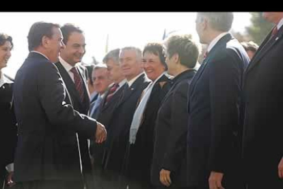Schröder y Zapatero saludaron, uno a uno, a los ministros de ambos países convocados al encuentro.