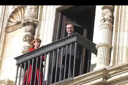 Los ministros de Agricultura y de Interior, la gallega Elena Espinosa y el leonés José Antonio Alonso, saludan a los asistentes desde uno de los balcones del Parador.